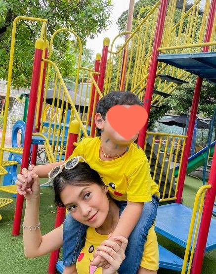 Jadi single parent, ini 8 potret seleb cantik saat momong anak