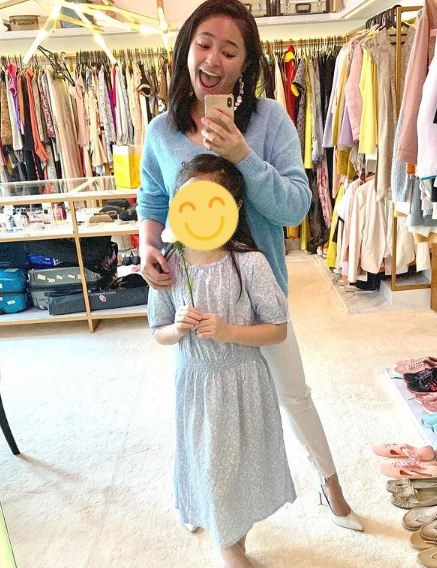 Jadi single parent, ini 8 potret seleb cantik saat momong anak