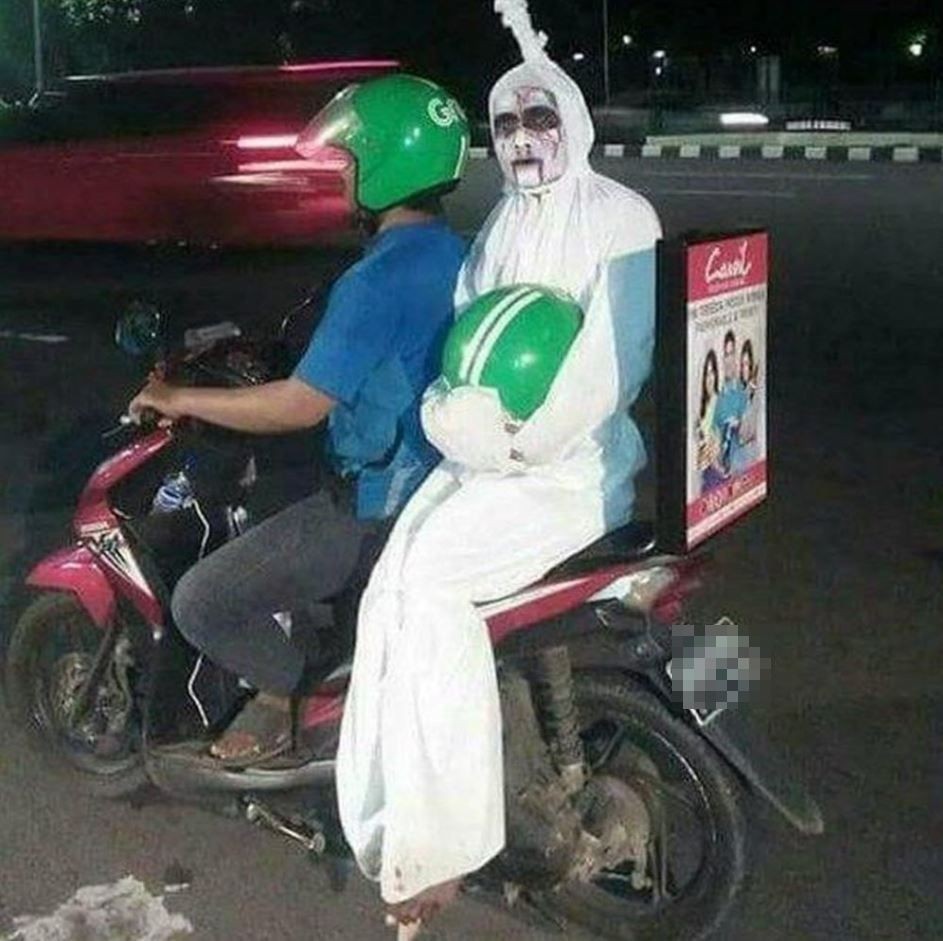 9 Potret kocak orang berdandan jadi pocong, malah gagal serem