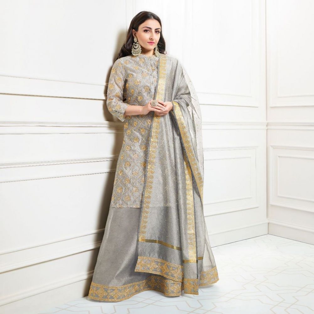 Tak banyak yang tahu, 10 seleb Bollywood ini keturunan bangsawan