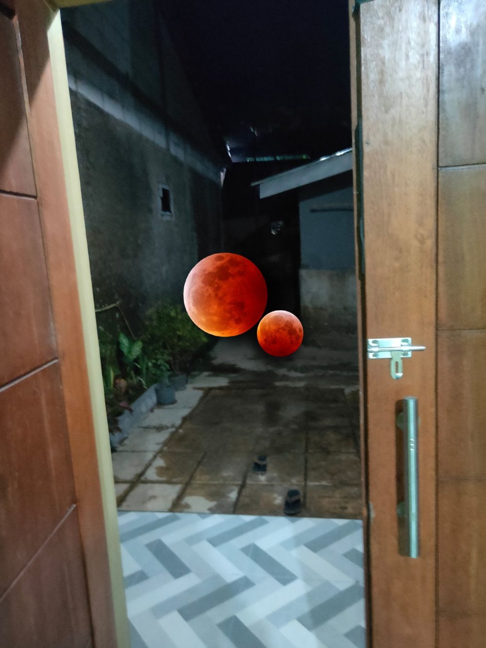 8 Editan foto gerhana bulan ala warganet ini kocak abis