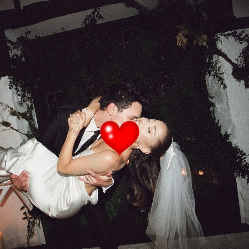 8 Potret pernikahan Ariana Grande, gaun pengantinnya curi perhatian