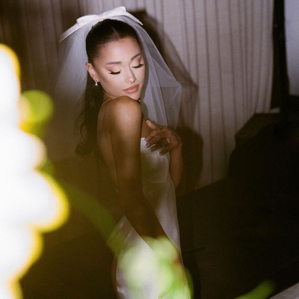 8 Potret pernikahan Ariana Grande, gaun pengantinnya curi perhatian