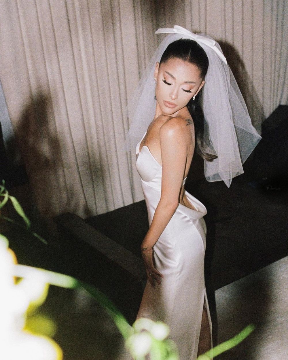 8 Potret pernikahan Ariana Grande, gaun pengantinnya curi perhatian