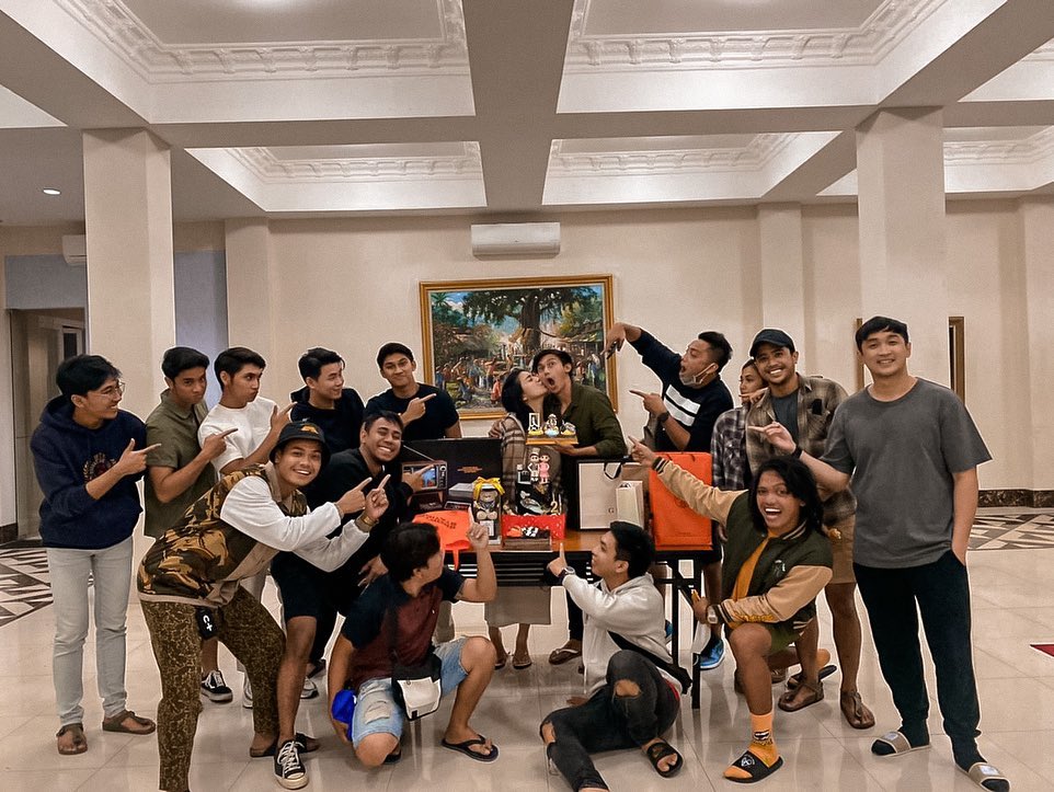 8 Momen ultah Caesar Hito, Felicya Angelista datang ke lokasi syuting