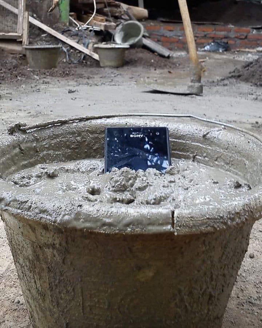 10 Potret ngenes saat HP rusak ini bikin hati nyesek