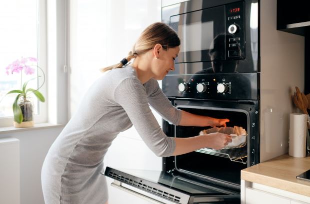 Sering tertukar, ini 8 perbedaan oven dan microwave