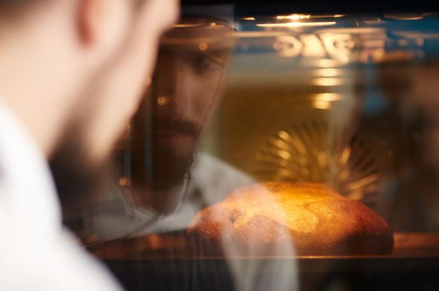 Sering tertukar, ini 8 perbedaan oven dan microwave