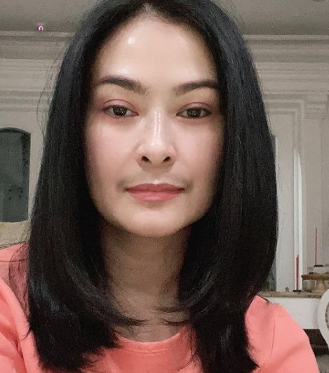 5 Penampilan Iis Dahlia usai potong rambut, gayanya curi perhatian