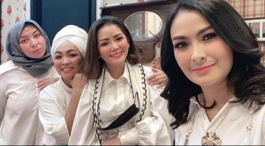 5 Penampilan Iis Dahlia usai potong rambut, gayanya curi perhatian