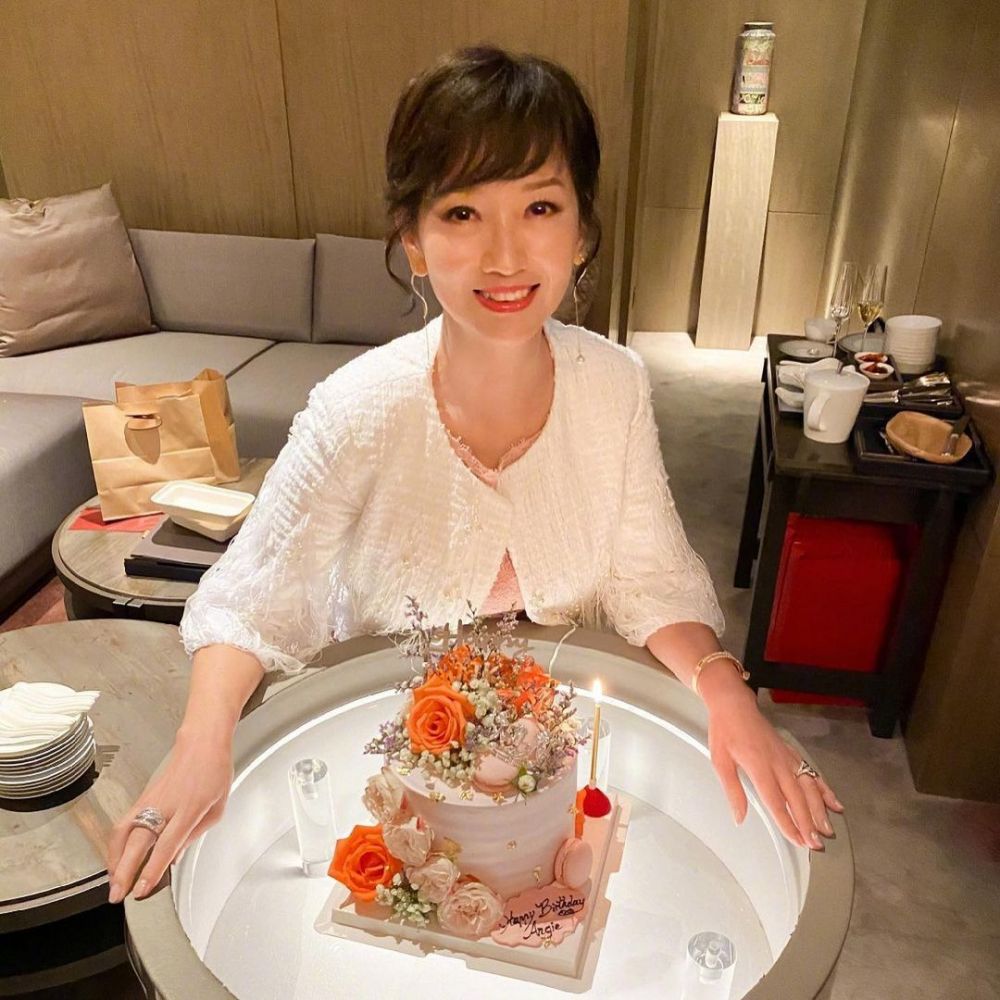 10 Potret terbaru Angie Chiu 'Siluman Ular Putih', awet muda banget