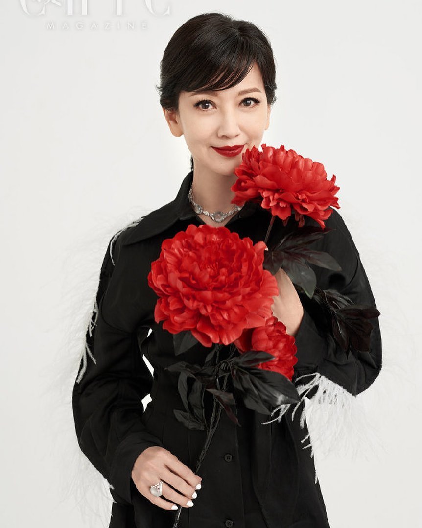 10 Potret terbaru Angie Chiu 'Siluman Ular Putih', awet muda banget
