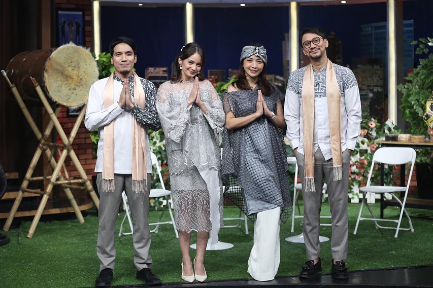 Bersahabat, ini 10 beda gaya outfit Enzy Storia dan Hesti Purwadinata