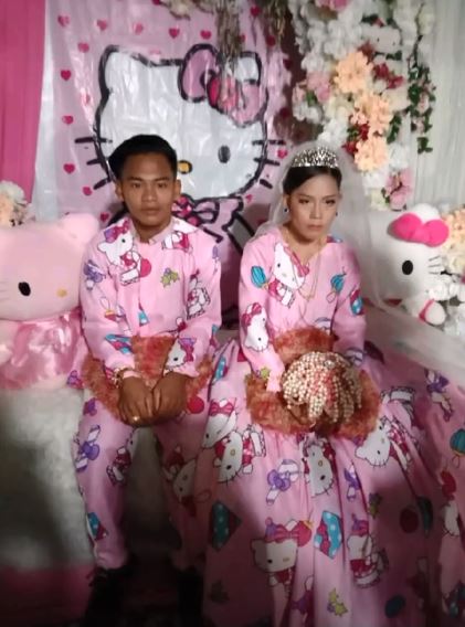 6 Potret pasangan menikah dengan busana dan dekorasi Hello Kitty, unik