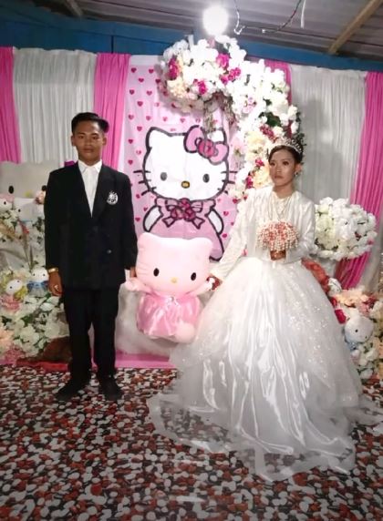 6 Potret pasangan menikah dengan busana dan dekorasi Hello Kitty, unik
