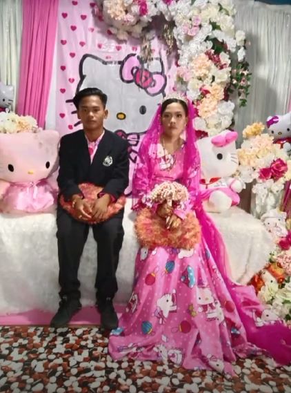 6 Potret pasangan menikah dengan busana dan dekorasi Hello Kitty, unik