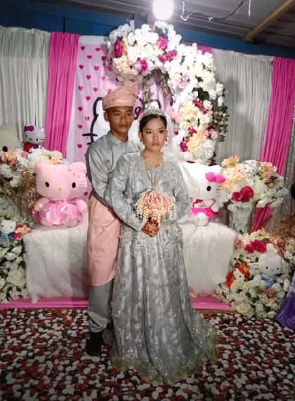 6 Potret pasangan menikah dengan busana dan dekorasi Hello Kitty, unik