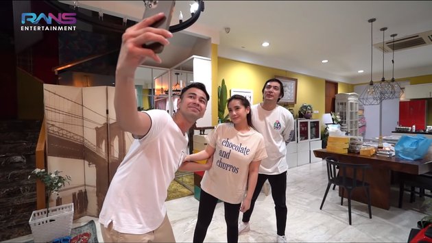 Momen 7 seleb cantik bertemu artis idolanya, sampai salah tingkah