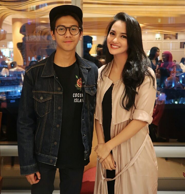 Momen 7 seleb cantik bertemu artis idolanya, sampai salah tingkah