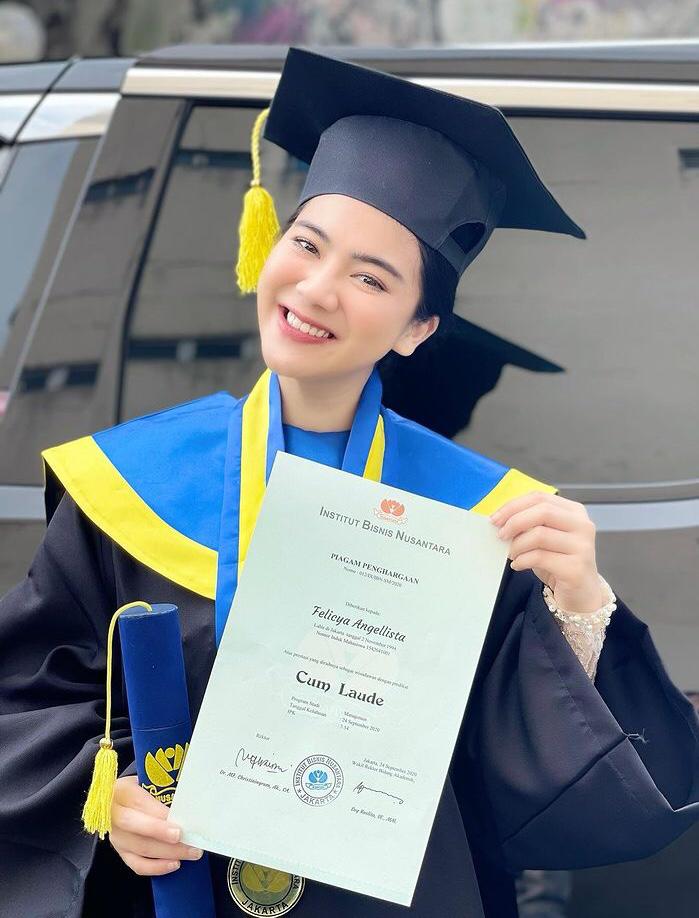 Cantik dan berprestasi, 10 seleb ini lulus cumlaude