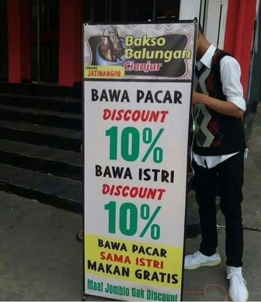 20 Spanduk kocak promo dagangan ini bikin pembeli ngelus dada