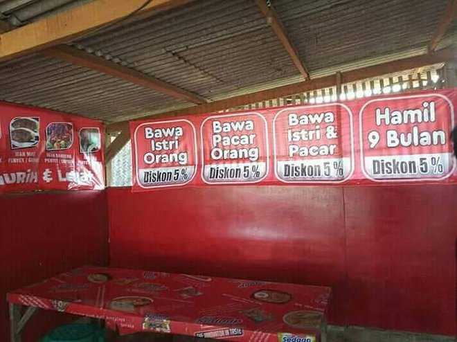 20 Spanduk kocak promo dagangan ini bikin pembeli ngelus dada