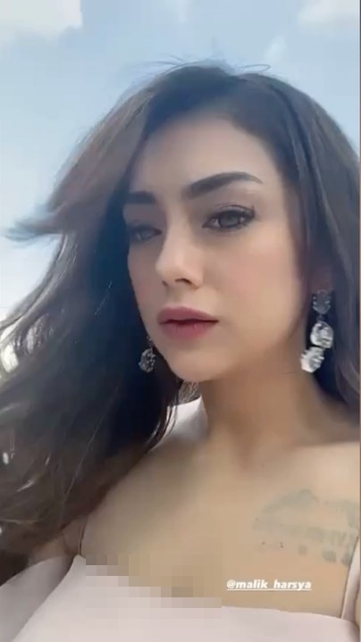 Momen Celine Evangelista hapus tato kembar dengan Stefan, jadi sorotan