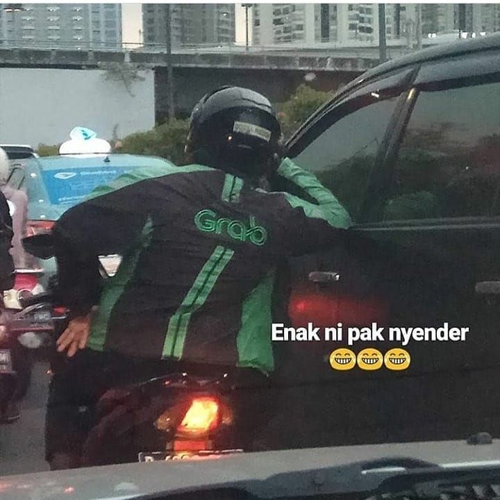 27 Kelakuan lucu penumpang dan driver ojek online saat di lampu merah