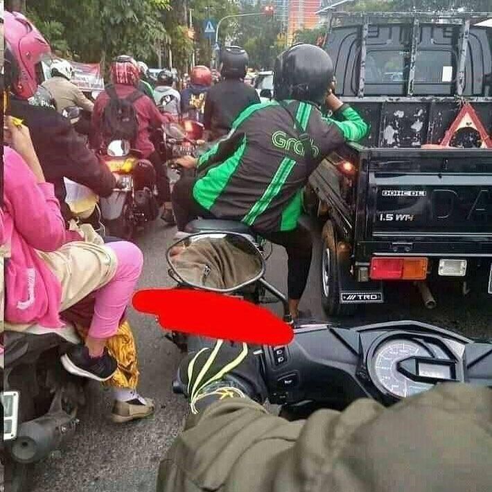 27 Kelakuan lucu penumpang dan driver ojek online saat di lampu merah