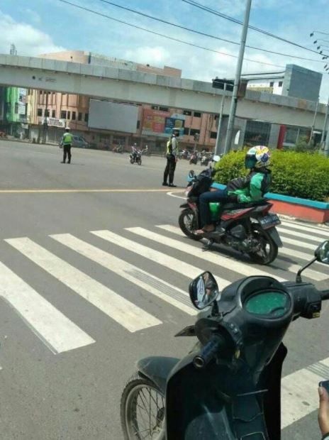 27 Kelakuan lucu penumpang dan driver ojek online saat di lampu merah