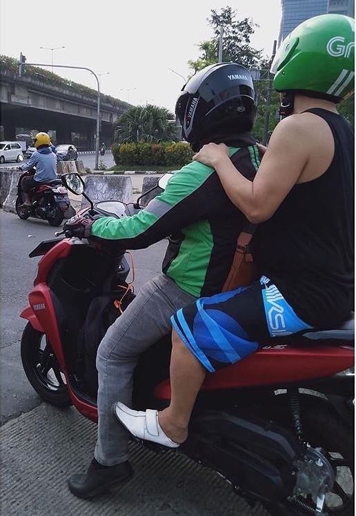 27 Kelakuan lucu penumpang dan driver ojek online saat di lampu merah