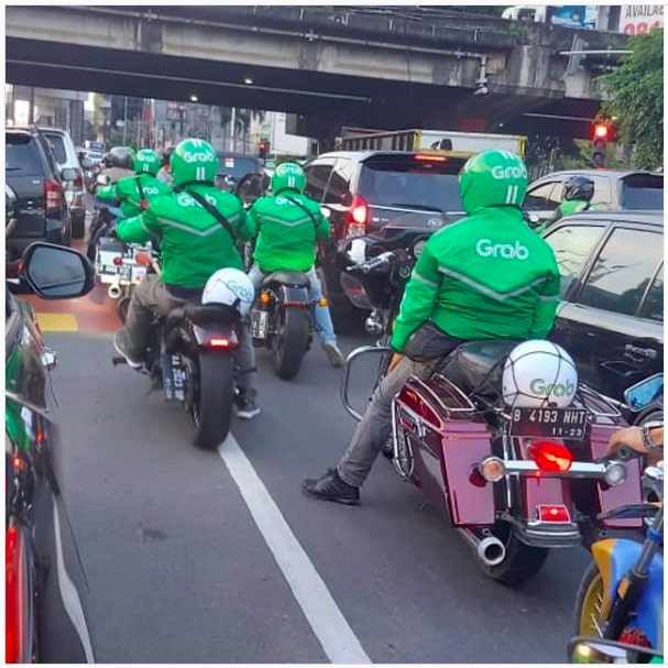 27 Kelakuan lucu penumpang dan driver ojek online saat di lampu merah