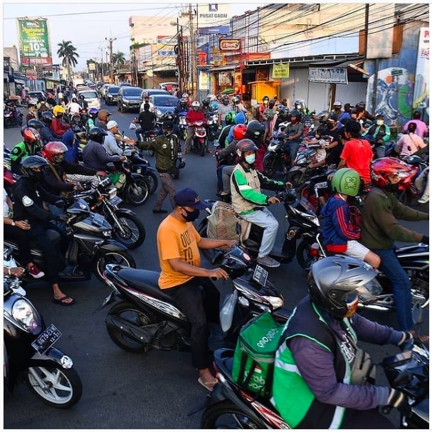 27 Kelakuan lucu penumpang dan driver ojek online saat di lampu merah