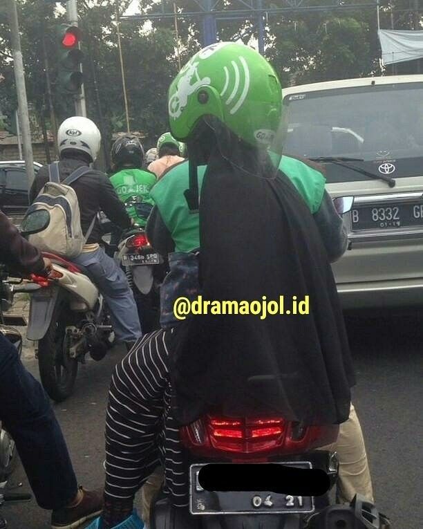27 Kelakuan lucu penumpang dan driver ojek online saat di lampu merah
