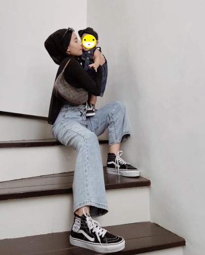 Beda gaya 7 selebgram saat momong anak, Rachel Vennya simpel dan modis