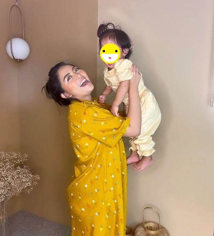 Beda gaya 7 selebgram saat momong anak, Rachel Vennya simpel dan modis