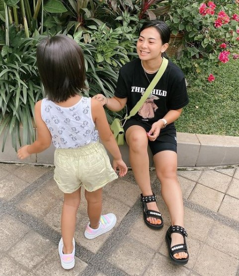 Beda gaya 7 selebgram saat momong anak, Rachel Vennya simpel dan modis