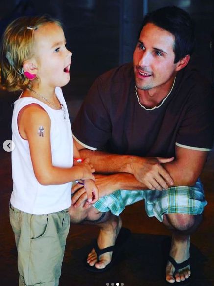 10 Potret masa kecil Millicent Simmonds bersama sang ayah, bikin gemas