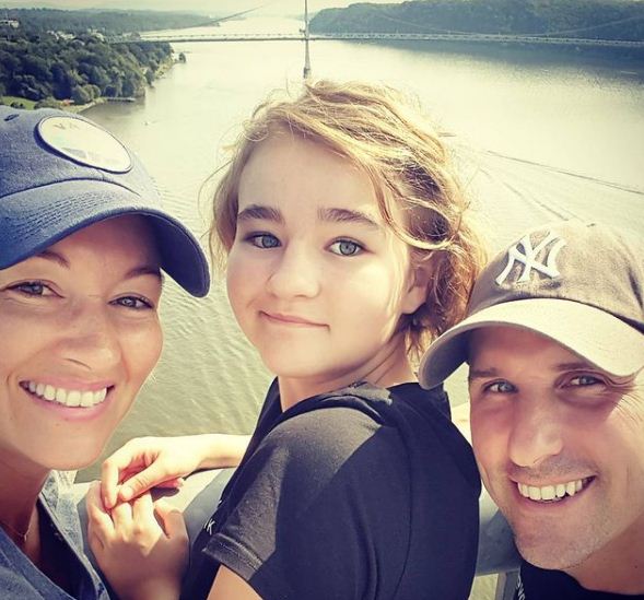 10 Potret masa kecil Millicent Simmonds bersama sang ayah, bikin gemas