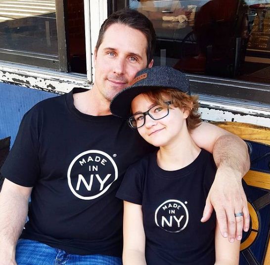 10 Potret masa kecil Millicent Simmonds bersama sang ayah, bikin gemas