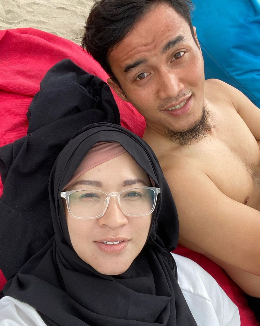 Potret 8 seleb istri pesepak bola tanpa makeup, cantik natural