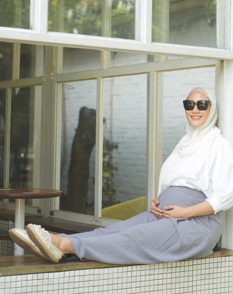 10 Gaya pesinetron cantik Tanah Air pamer baby bump, auranya terpancar