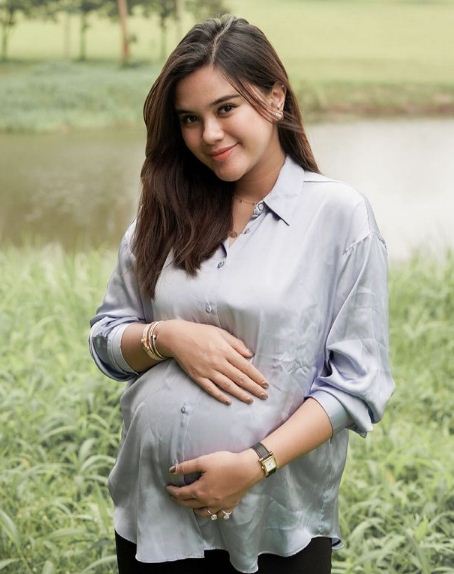 10 Gaya pesinetron cantik Tanah Air pamer baby bump, auranya terpancar