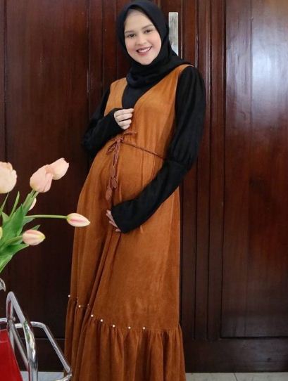 10 Gaya pesinetron cantik Tanah Air pamer baby bump, auranya terpancar