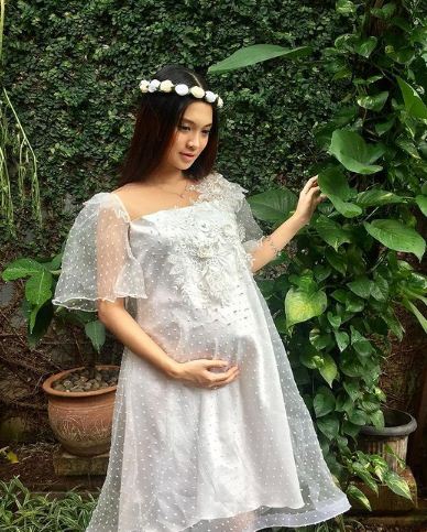 10 Gaya pesinetron cantik Tanah Air pamer baby bump, auranya terpancar