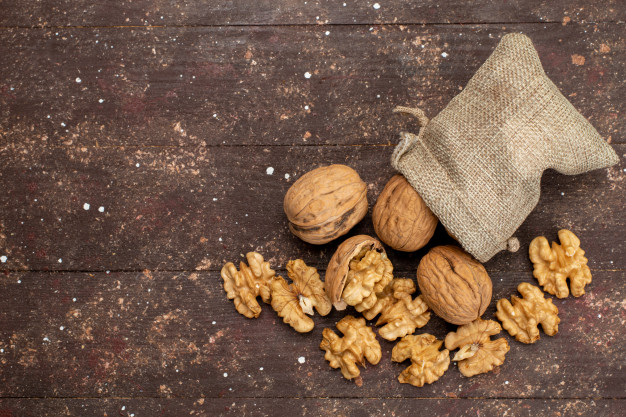 10 Manfaat kacang kenari bagi kesehatan, cegah penuaan dini