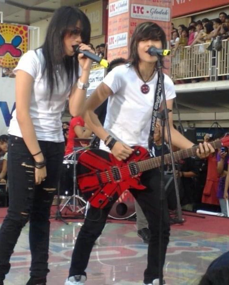 10 Potret duo The Virgin saat awal karier, gayanya curi perhatian