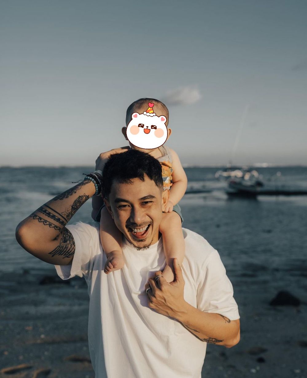 Beda gaya 10 raja FTV saat momong anak, ayah idaman