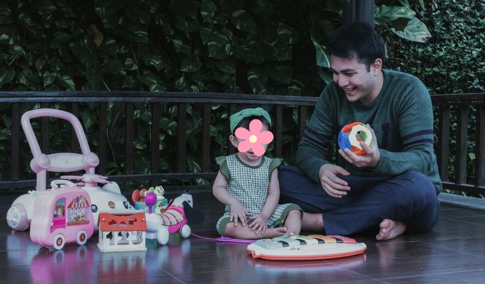 Beda gaya 10 raja FTV saat momong anak, ayah idaman