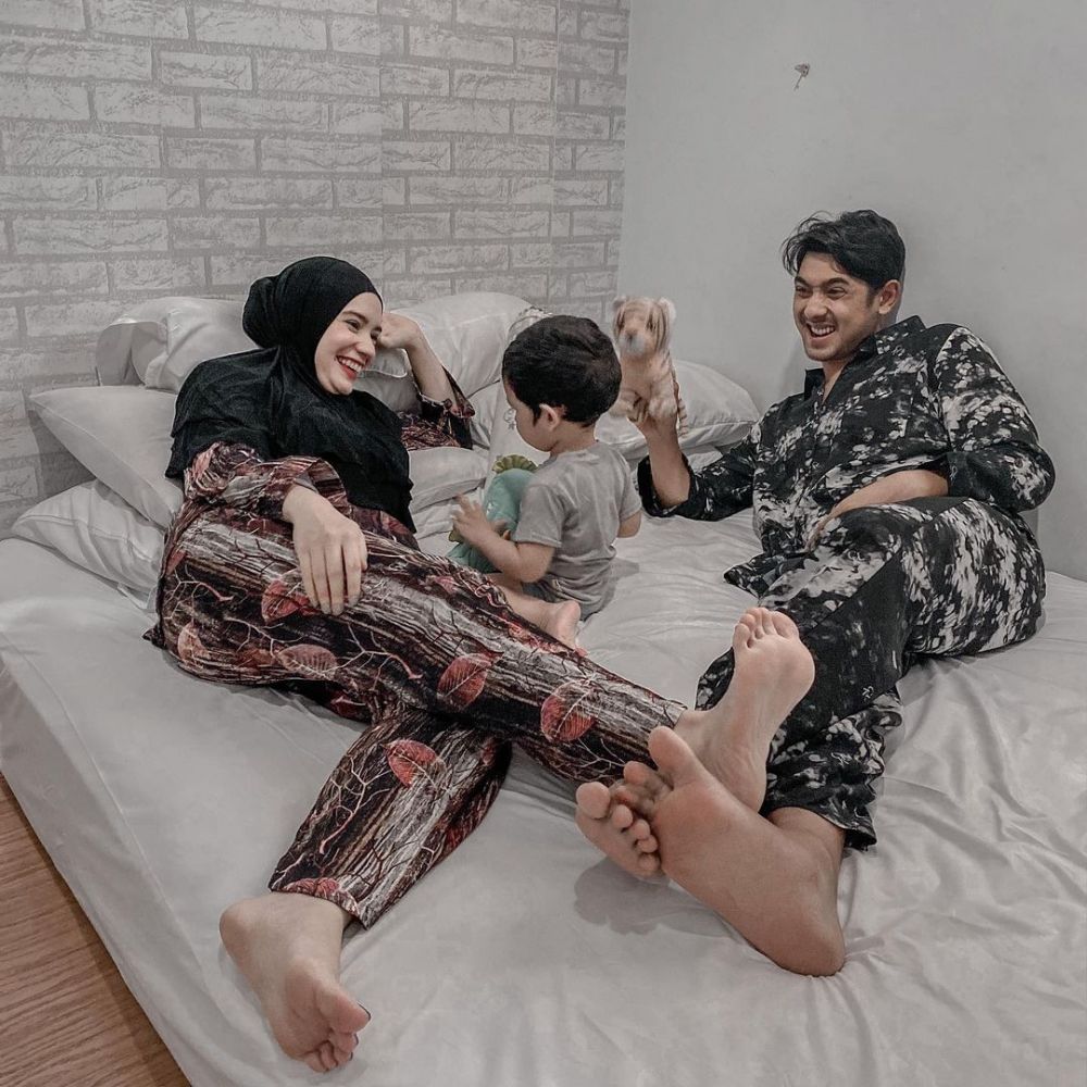 Beda gaya 10 raja FTV saat momong anak, ayah idaman